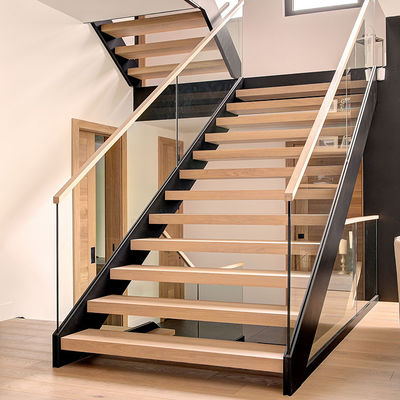 Réglage de l'escalier à l'aide d'une pince en verre à profilé en aluminium U avec cadre de rails supérieur