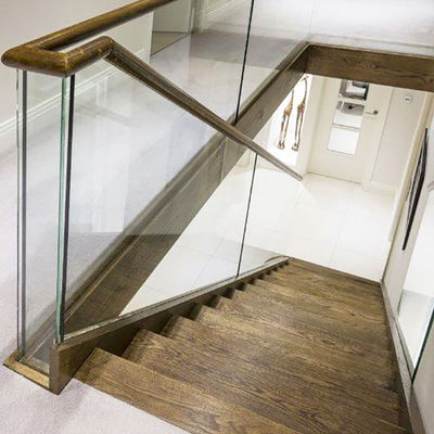 Réglage de l'escalier à l'aide d'une pince en verre à profilé en aluminium U avec cadre de rails supérieur