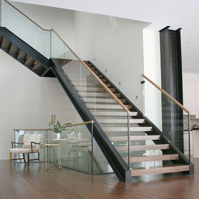 Réglage de l'escalier à l'aide d'une pince en verre à profilé en aluminium U avec cadre de rails supérieur