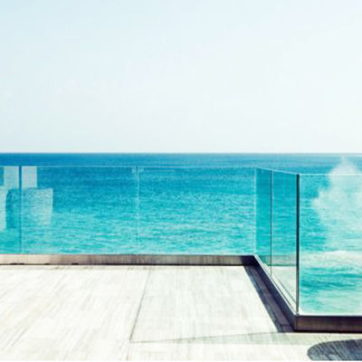 Design moderne 12 mm de verre durci U-Channel Barrière avec cinq ans de garantie et une finition résistante aux intempéries