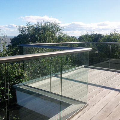 Système de garde-corps en verre avec 12 profilés en U en aluminium