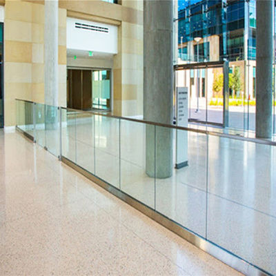 Design moderne 12 mm de verre durci U-Channel Barrière avec cinq ans de garantie et une finition résistante aux intempéries