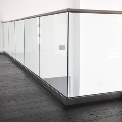 Système de garde-corps en verre avec 12 profilés en U en aluminium