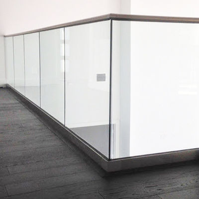 Design moderne 12 mm de verre durci U-Channel Barrière avec cinq ans de garantie et une finition résistante aux intempéries