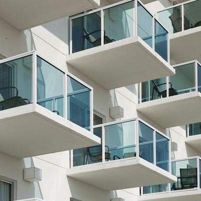 Couche noire personnalisée, balustrade en verre sans cadre