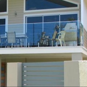 Couche noire personnalisée, balustrade en verre sans cadre