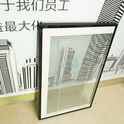 Joint de fenêtre à battant oscillant avec lames de persienne isolées à double vitrage et accessoires de store intérieur entre les vitres