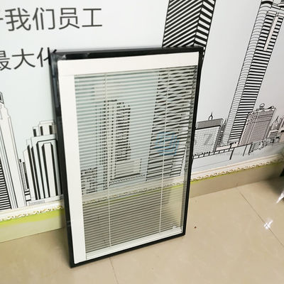 Joint de fenêtre à battant oscillant avec lames de persienne isolées à double vitrage et accessoires de store intérieur entre les vitres