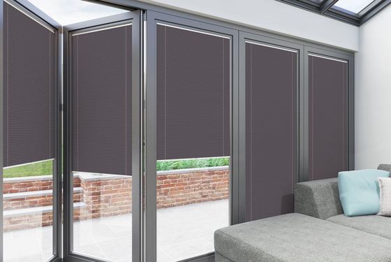 Joint de fenêtre à battant oscillant avec lames de persienne isolées à double vitrage et accessoires de store intérieur entre les vitres