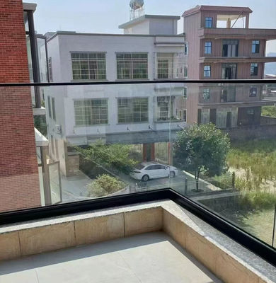 Facilité d'entretien Barrière en aluminium et en verre haute résistance avec le manche