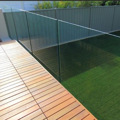 Vue ouverte Barrière de verre sans cadre Balcon Balustrade Canal en verre U Avec lumières LED