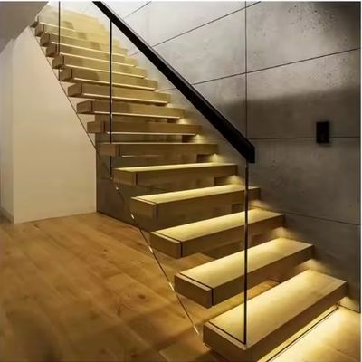 Escalier flottant en bois résidentiel à l' intérieur Design élégant avec un revêtement en chêne rouge / blanc