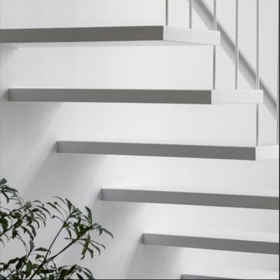 Des escaliers flottants de design moderne sur mesure avec une rampe en quartz et une ficelle mono invisible
