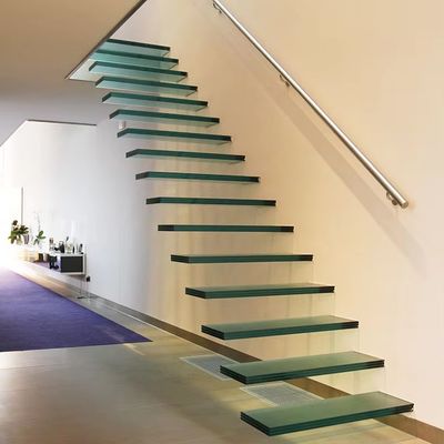 Escaliers en verre flottant de 12 mm d'épaisseur avec une bande de roulement de 900-2000 mm x 250-350 mm x 150-200 mm en gris clair ou en couleur personnalisée