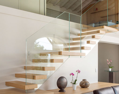 Couleur de peinture personnalisée Escaliers flottants en bois avec couleur glacée claire et options de verre personnalisées