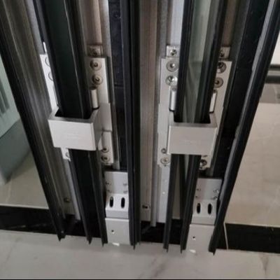 Porte pliante en aluminium commercial avec verrouillage à plusieurs points et caractéristiques de sécurité et d'entretien réduites