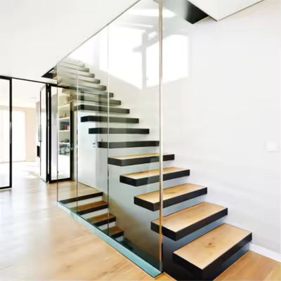 Escalier flottant en bois de hêtre personnalisé avec garde-corps en verre et lumières LED finition satinée