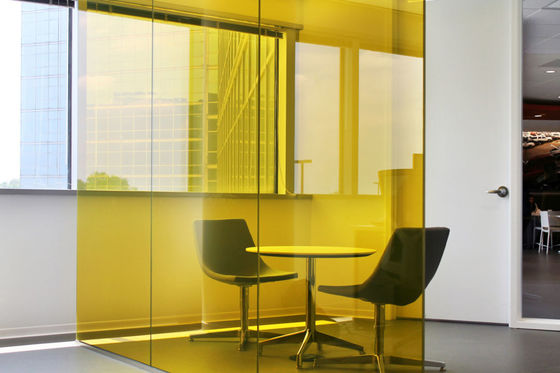 Vue complète mur de séparation en verre transparent sans cadre pour bureau, maison, atelier