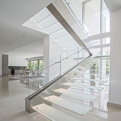 Réglage de l'escalier à l'aide d'une pince en verre à profilé en aluminium U avec cadre de rails supérieur